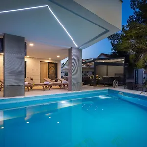 beach-villa-valentina.hotels-in-trogir.com/